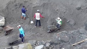 Строительство,шахтёры разбивают камни и просеивают песок