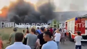 Огонь от пожара на рынке в Волжском перекинулся на жилой дом