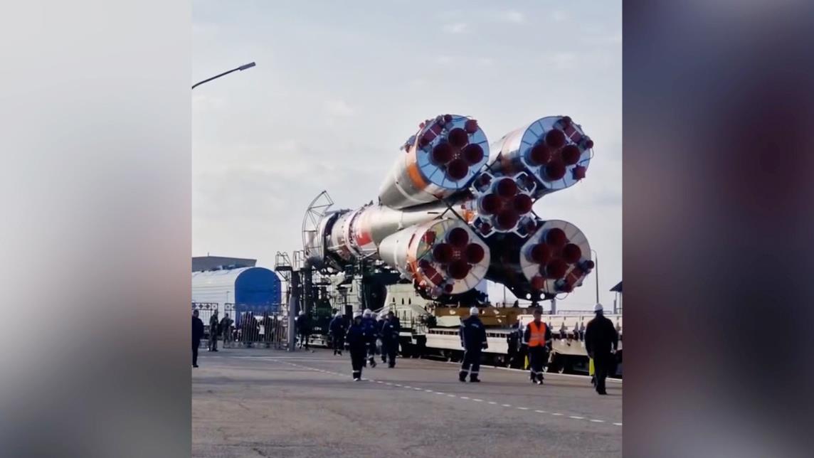 Появились кадры подготовки ракеты-носителя с кораблем "Союз-МС 27" к запуску