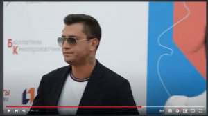 Павел Прилучный на красной дорожке .