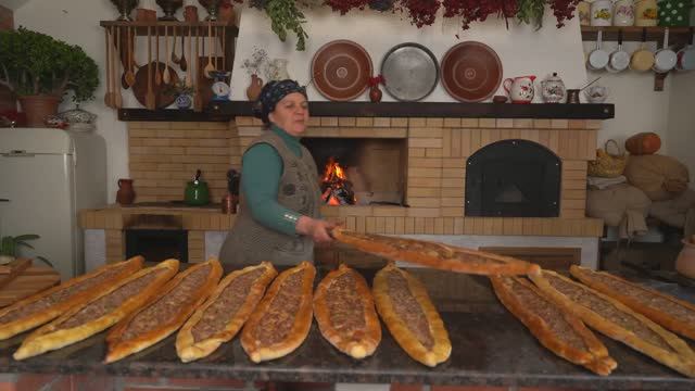 Kənd Həyatı.   Pide  Turkish Long Pizza Made the Village Way