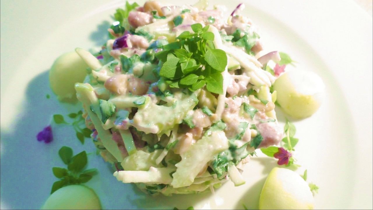 Салат с тунцом, яблоком, сельдереем и фасолью