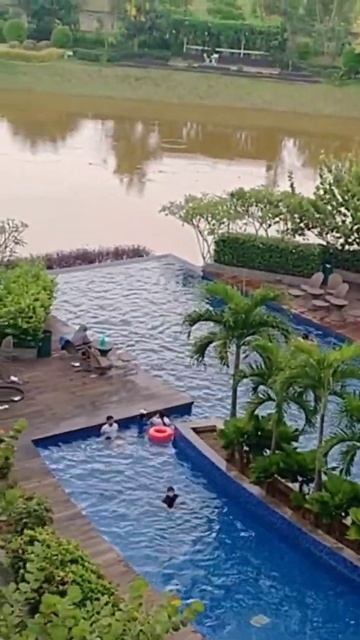 Healing !! view kolam renang dari balkon hotel Santika premiere Palembang #hotelsantika смотреть онлайн