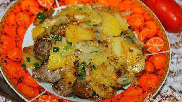 Жареный картофель с кабачком, грибами и колбасой