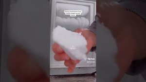 мукбанг, девушка поедает ледяной снег и лёд из морозильной камеры!