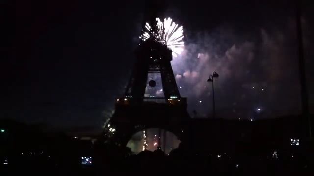 Салют в Париже смотреть онлайн