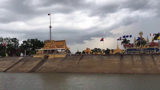 Tonle Sap lake in Phnom Penh City смотреть онлайн