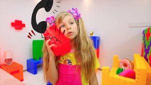 Диана и Рома - Диана и Рома построили целую комнату из конструктора
