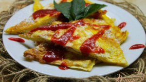 Сладкий лаваш с творогом и клубничным соусом