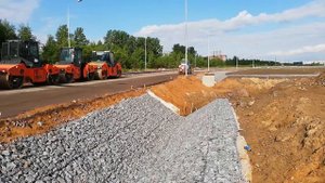 МТЗ 82.1 с щеткой в работе в Санкт-Петербурге