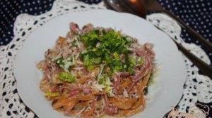 Лапша с колбасой и шампиньонами