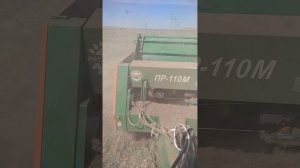 т 25 прессует сено прессом пр110м