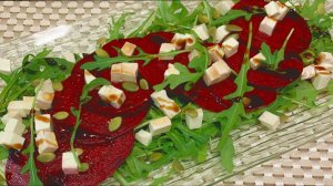 Салат с маринованной свеклой, рукколой и фетаксой