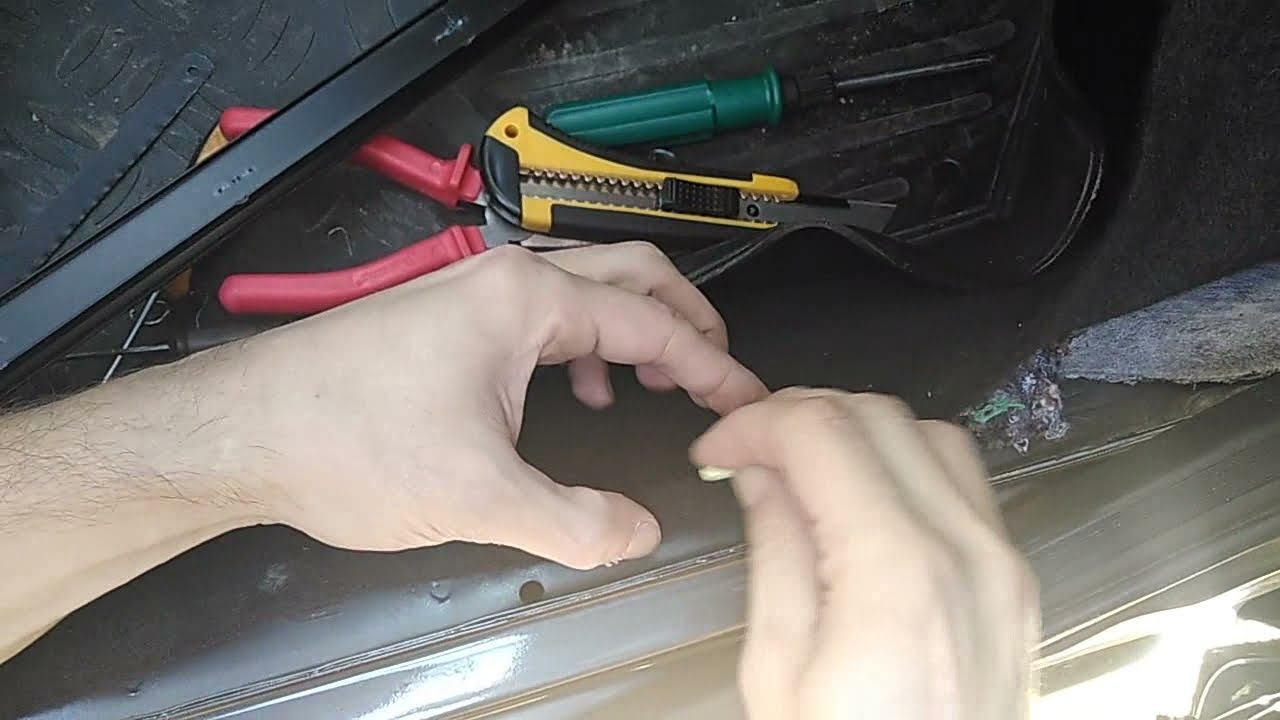 Lada Granta FL - доработка салона - установка пластиковых порогов смотреть онлайн