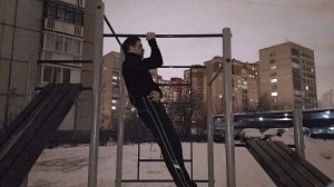Вис на одной согнутой руке. Статическое удержание на турнике с поворотами тела для укрепления связок