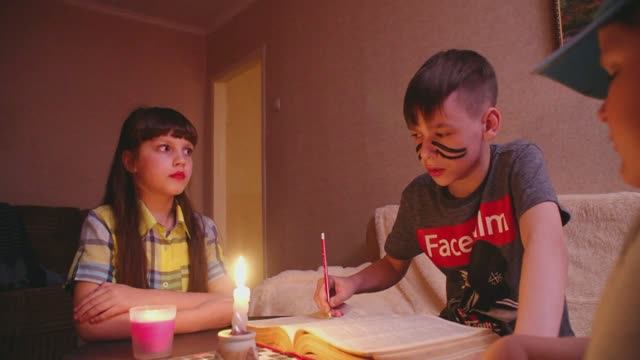 ОДИН ПАРАНОРМАЛЬНЫЙ ДЕНЬ смотреть онлайн