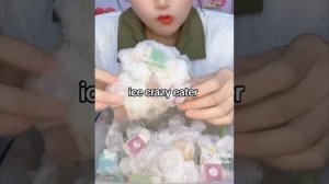 кореянка грызёт глыбу снега смешанную с разноцветными льдинками!