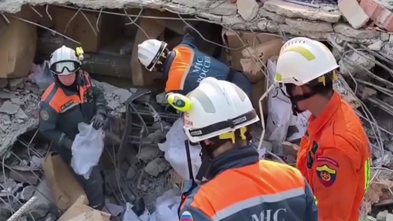 Российские спасатели продолжают разбирать завалы в Мьянме