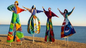 Happy People - Парады ходулистов