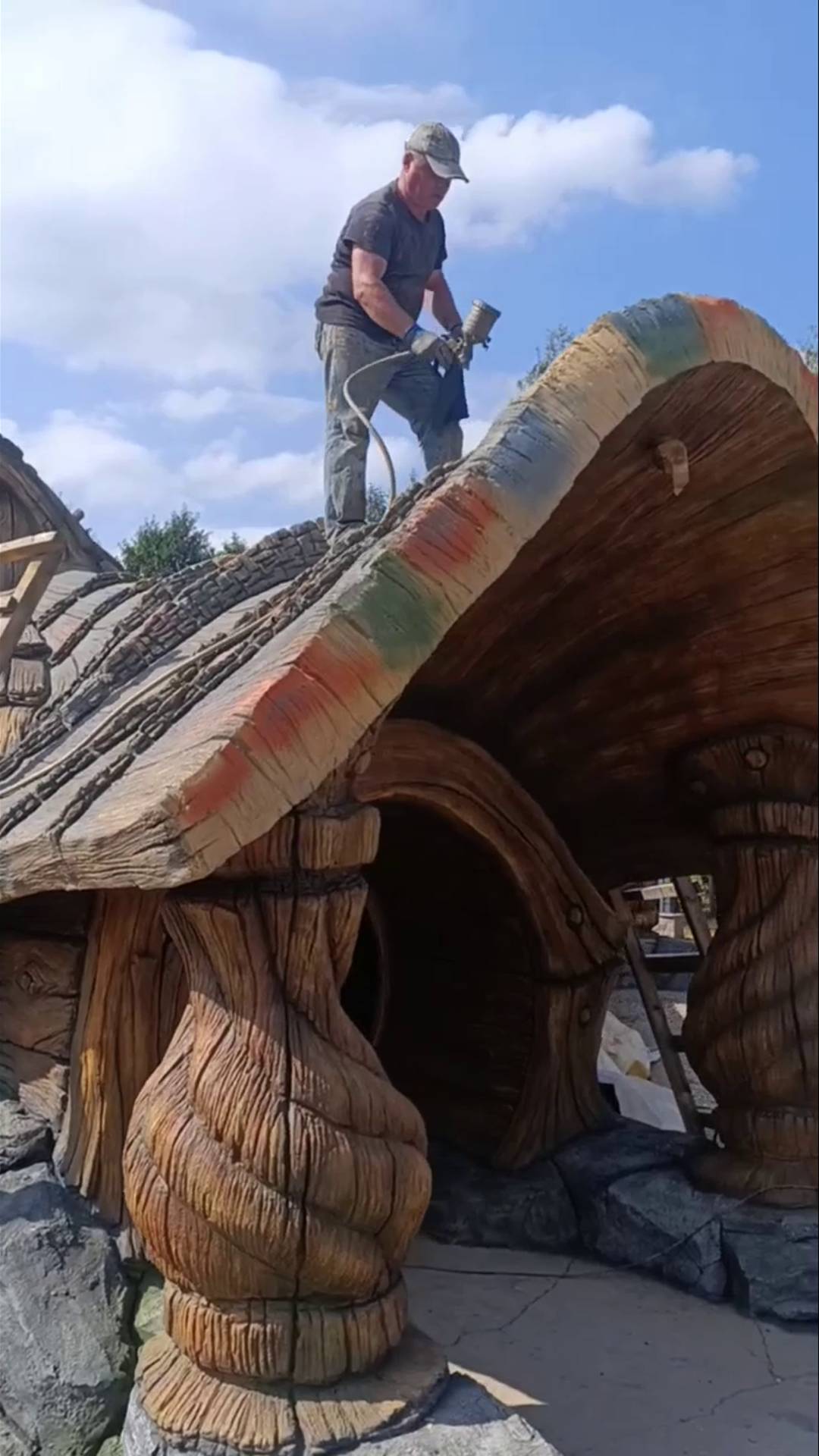 Домик на  даче  покраска фасада мастер Виталь.