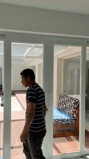 puerta corrediza en aluminio con vidrio de cuatro hojas con sistema aéreo, смотреть онлайн