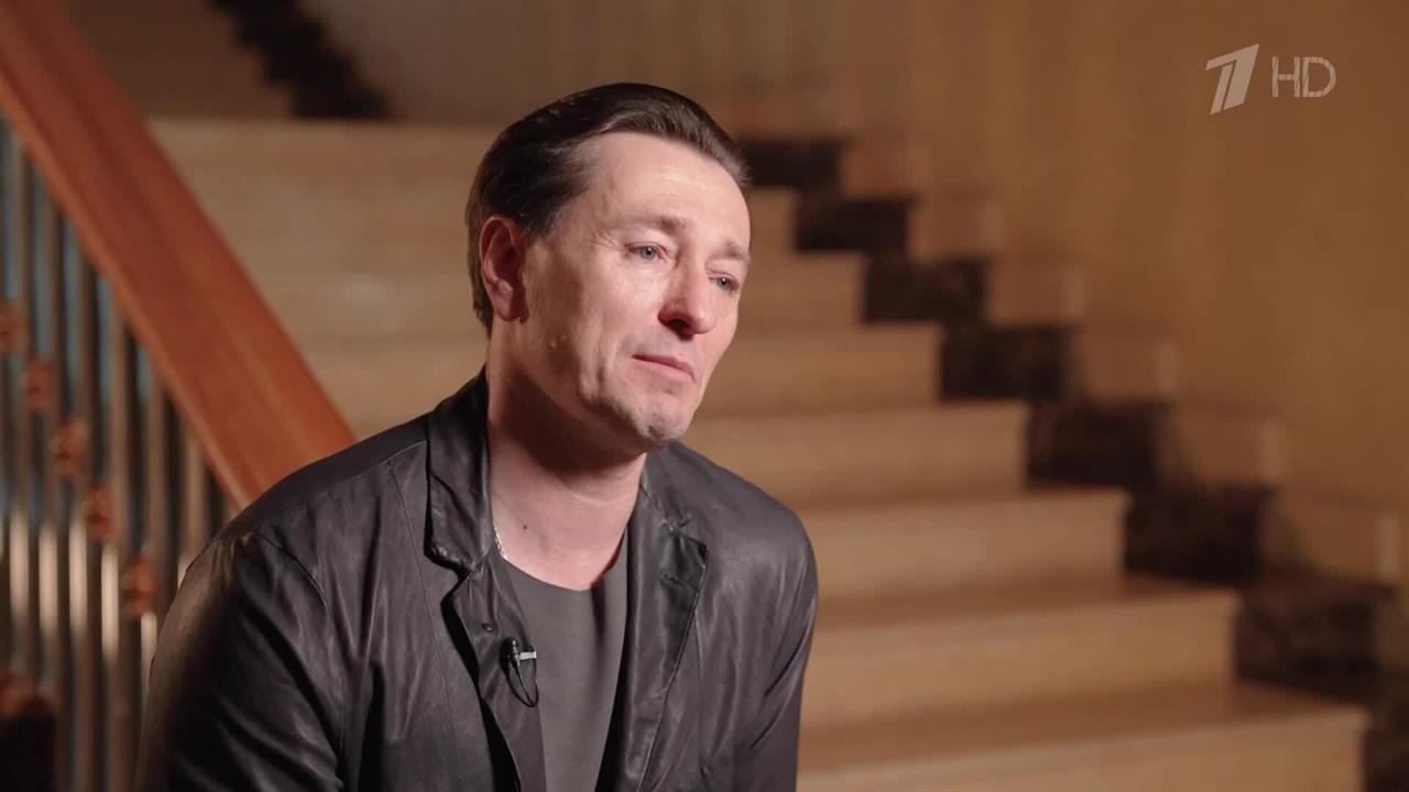 "Великий актер сыграл великого автора Высоцкого" - Эрнст о роли Безрукова