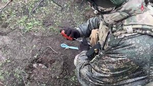 Саперы «Днепр» обеспечивают безопасность российских войск, проводя разведку и обезвреживание мин ...