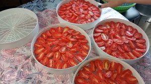 Очень ароматные вяленые помидорки.