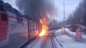 Локомотив грузового поезда загорелся в Красноярском крае сегодня в 5 часов утра.