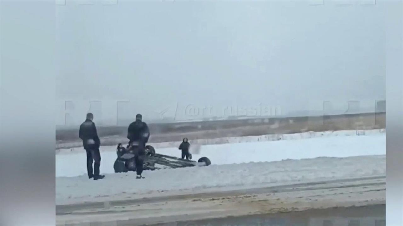 Множество ДТП произошло в российских регионах из-за снегопада: видео