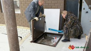 Установка напольного люка на крыльце дома