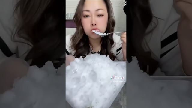 Залипательный мукбанг АСМР поедание ледяного снега ложками от кореянки! смотреть онлайн