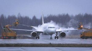 Аэропорт Домодедово. Противообледенительная обработка самолета Airbus A321- 253NX  Gulf Air