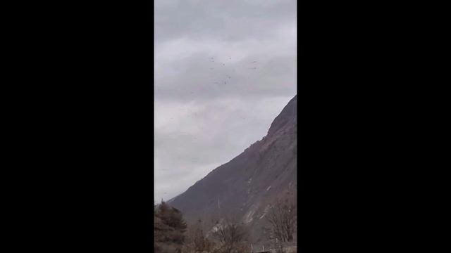 Странные, необъяснимые объекты хаотично двигаются в небе над холмами Румынии