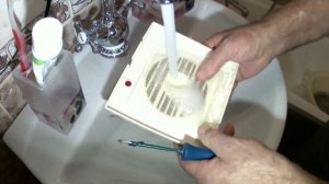 Это даже опасно. Очищаем и промываем вентиляцию и вытяжку.