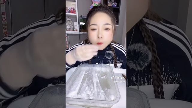 АСМР из морозилки! Поедает трубочки тонкого льда начинённые снегом! смотреть онлайн