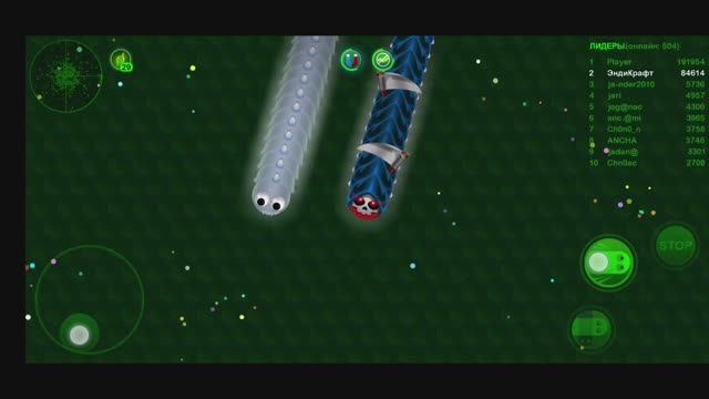 Снова играю в Wormax.io. Занимаю 1 место, потом теряю и занимаю 2 место. Сражаюсь с серым червяком.