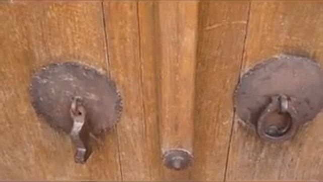 Gendered Door Knockers in Yazd, Iran смотреть онлайн