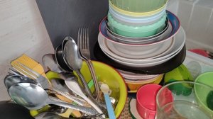 намыли посуду за день, впереди отдых, жизнь в деревне