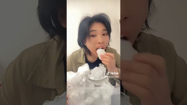 Сочное хрустящее лакомство! Поедание льда и снега из морозилки! смотреть онлайн