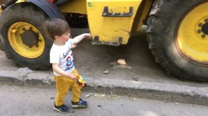 ЭКСКАВАТОР. У дяди Фёдора в гостях. Развивающее видео про жёлтый трактор. Экскаватор, бульдозер.