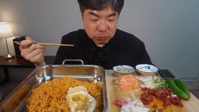 아재요~ 오늘은 비빔면, 육회, 연어 부수기!! Spicy Noodles & Korean-style raw beef & Salmon Mukbang ASMR