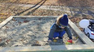 играем в песочнице, песок, игра с песком с детьми, детские игры в деревне