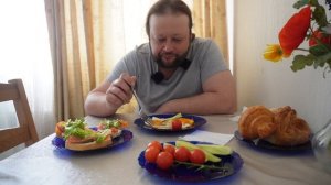Вкусный московский завтрак С яичницей с беконом и бутербродами из красной рыбы