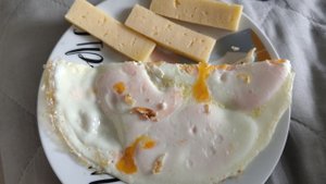 яичница с сыром, деревенский завтрак, будни в деревне, деревенская жизнь