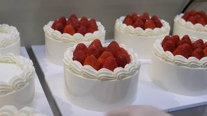Влог из пекарни Приготовление клубничного торта Bakery vlog Strawberry cake