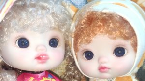 Одна эмоция накуксилась, а вторая показала язычок всем трудностям и шлёпает по весенним лужицам