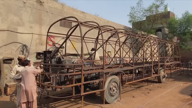 Производство автобусов Isuzu ручной работы в Пакистане  Производство автобусов Isuzu