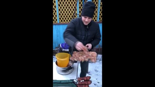 Готуємо шашлик з мяса курки і свинини! Шашлички вдома! Куми, друзі і діти на святкуванні ДН синочка смотреть онлайн