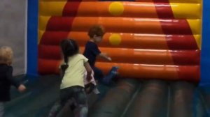 Дети на батуте.